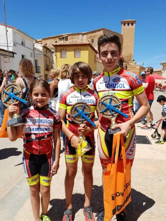 Representantes de Huesca Bike en Cetina con sus trofeos. Foto: Huesca Bike