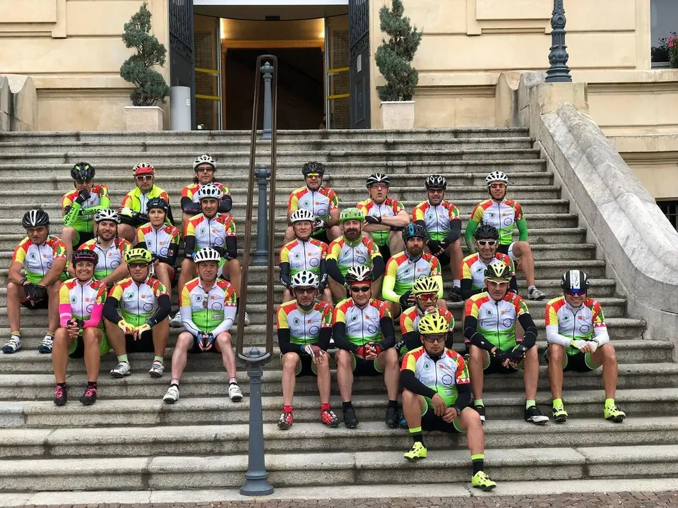Tradicional posado de los ciclistas del CC Oscense en las escalinatas del Ayuntamiento de Tarbes antes de poner rumbo a Huesca. Foto: CC Oscense.