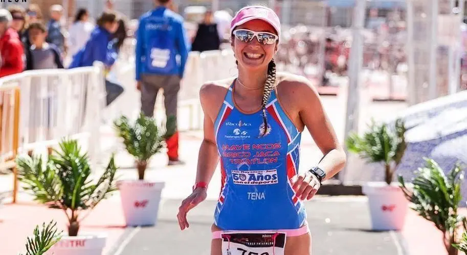Mar&iacute;a Tena entra feliz en meta del Ironman de Niza. Foto: Facilitada por Mayencos