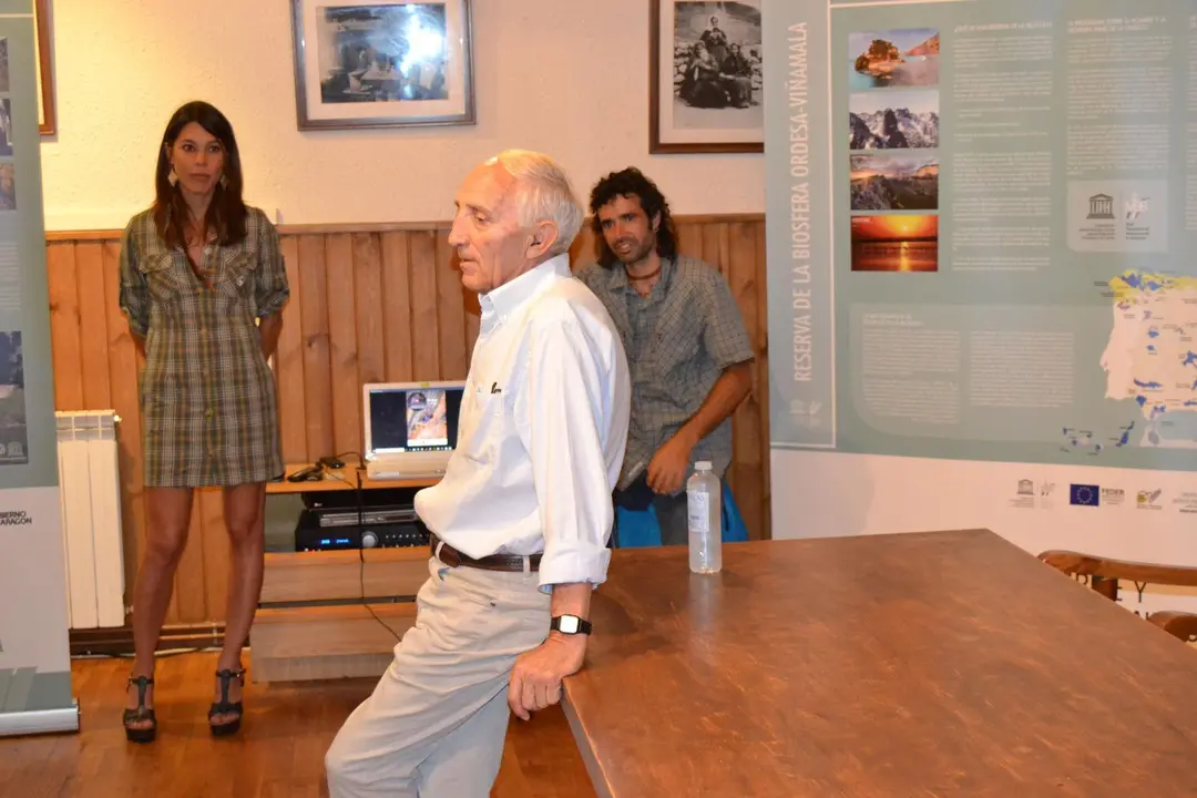 Primer plano de Ursi durante su intervenci&oacute;n, detr&aacute;s Urko Carmona y Delia L&oacute;pez t&eacute;cnico de Turismo de Sallent de G&aacute;llego. Foto: Sporthuesca