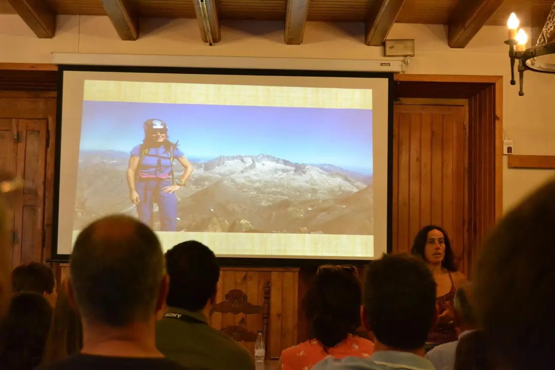 Sonia Casas, en la imagen, durante su intervenci&oacute;n en las Jornadas de Monta&ntilde;a de Sallent. Foto: Sporthuesca