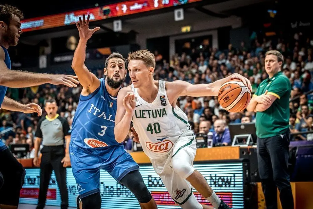 Marius Grigonis defendido por el NBA Marco Belinelli en el pasado Eurobasket en 2017 | Foto: FIBA Basketball