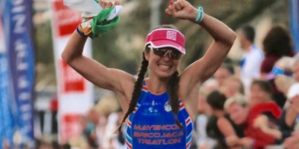 Mar&iacute;a Tena en su llegada a la meta del Ironman Niza. | Foto: Tena