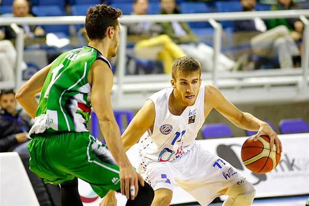 Jorge Lafuente durante una acci&oacute;n esta temporada con Alicante | Foto: HLA Alicante