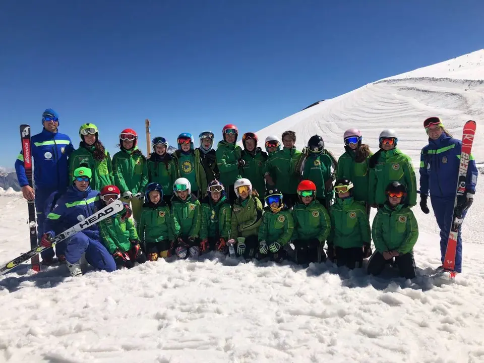 Imagen del grupo de esquiadores de Panticosa que el pasado s&aacute;bado regresaron de su primera concentraci&oacute;n de la pretemporada sobre nieve. Foto: Panticosa Esqu&iacute; Club
