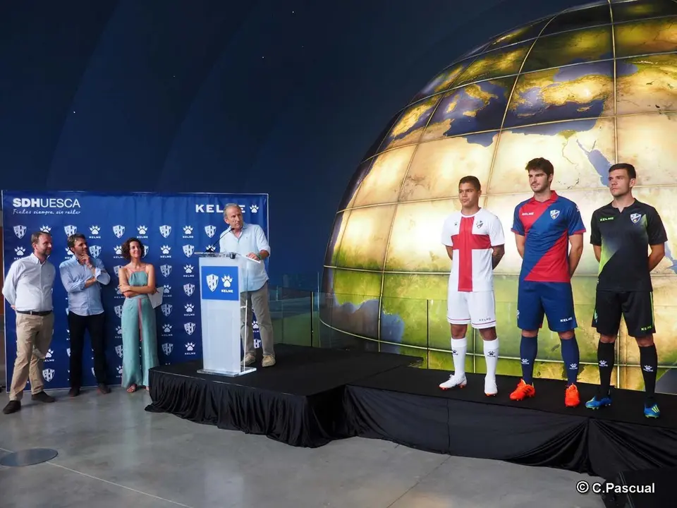 Cucho, Melero y Gallar lucen las nuevas camisetas del Huesca | Foto: C. Pascual