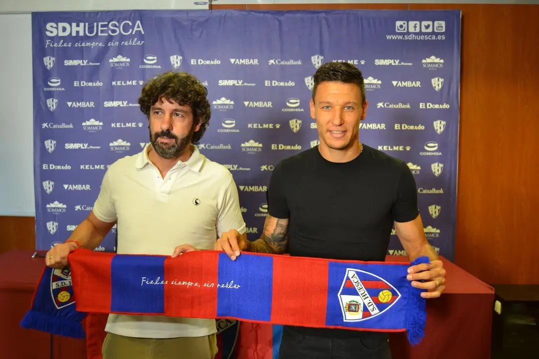 Musto con la bufanda del Huesca acompa&ntilde;ado de Emilio Vega | Foto: SPORTHUESCA