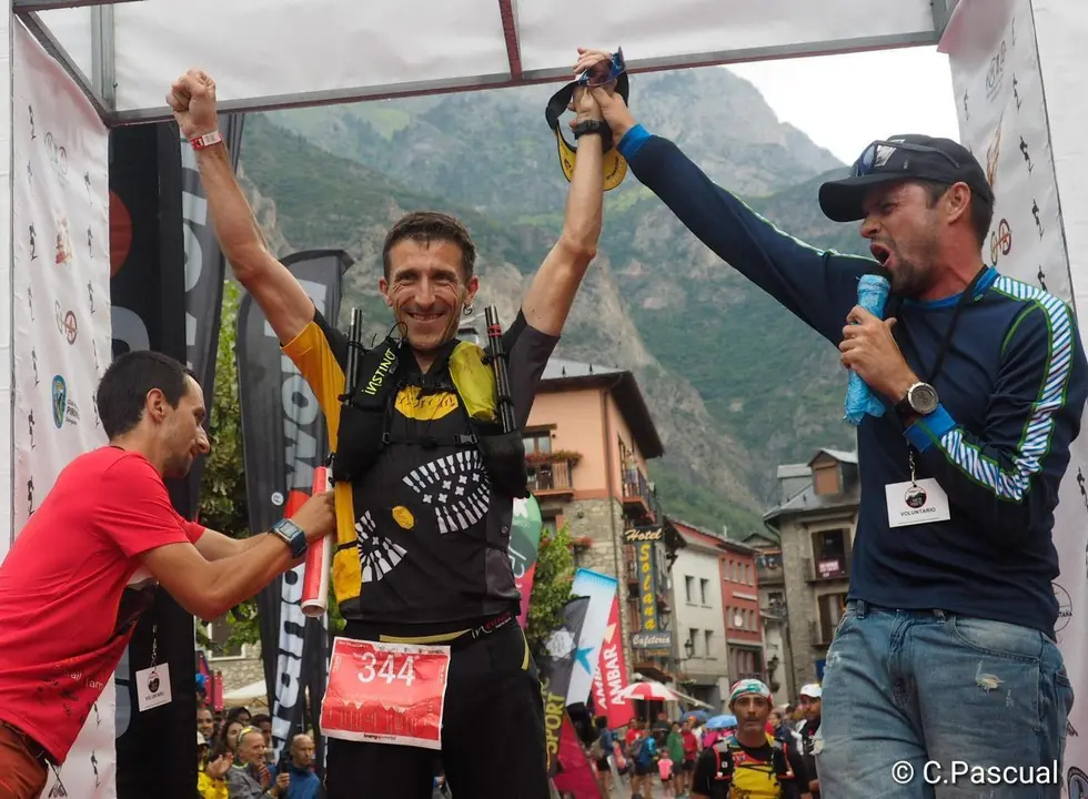 Javier Dom&iacute;nguez, feliz en el p&oacute;dium del Gran Trail Aneto Posets. Foto: C.Pascual