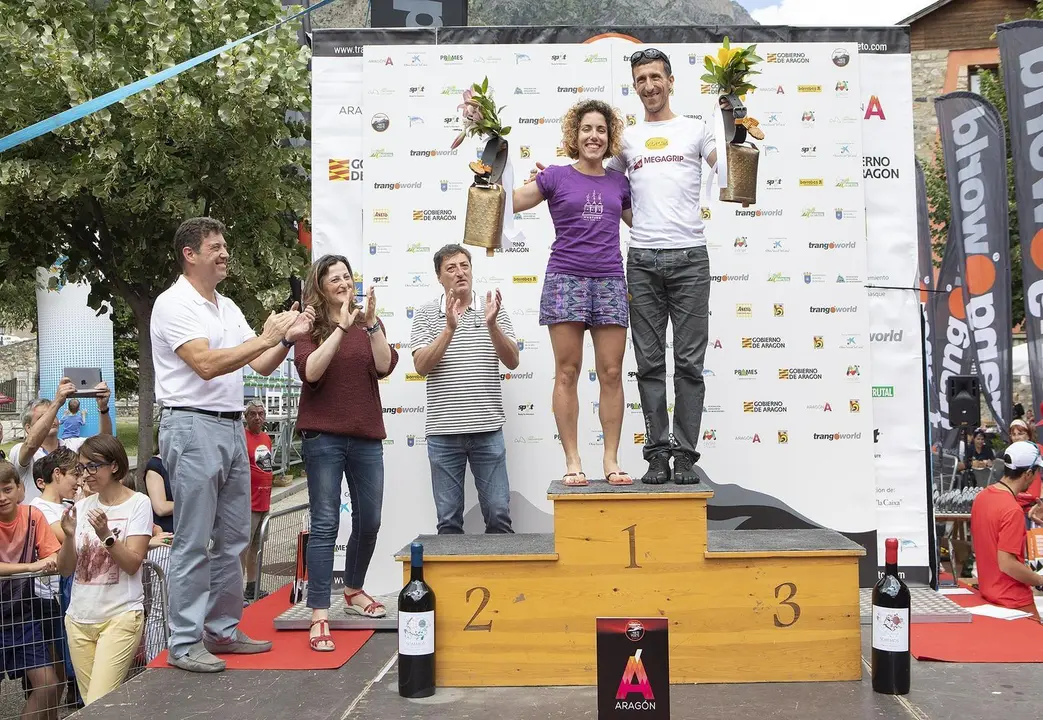 Los ganadores del Gran Trail Aneto Posets 2018, Natalia Rom&aacute;n y Javi Dom&iacute;nguez, en lo m&aacute;s alto del caj&oacute;n. Sus tiempos son los nuevos r&eacute;cord de la prueba. Foto: Javier Barahona