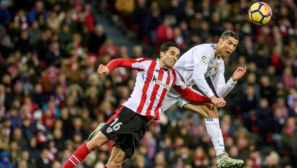 Etxeita, con la camiseta del Athletic de Bilbao defendiendo a Cristiano Ronaldo | Foto: Mundo Deportivo