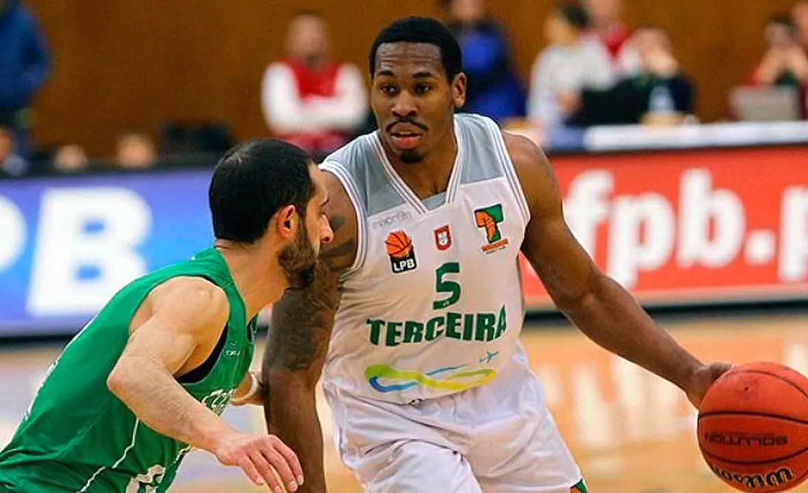 Isaiah Johnson en un lance del juego con el Terceira Basket | Foto: record.pt
