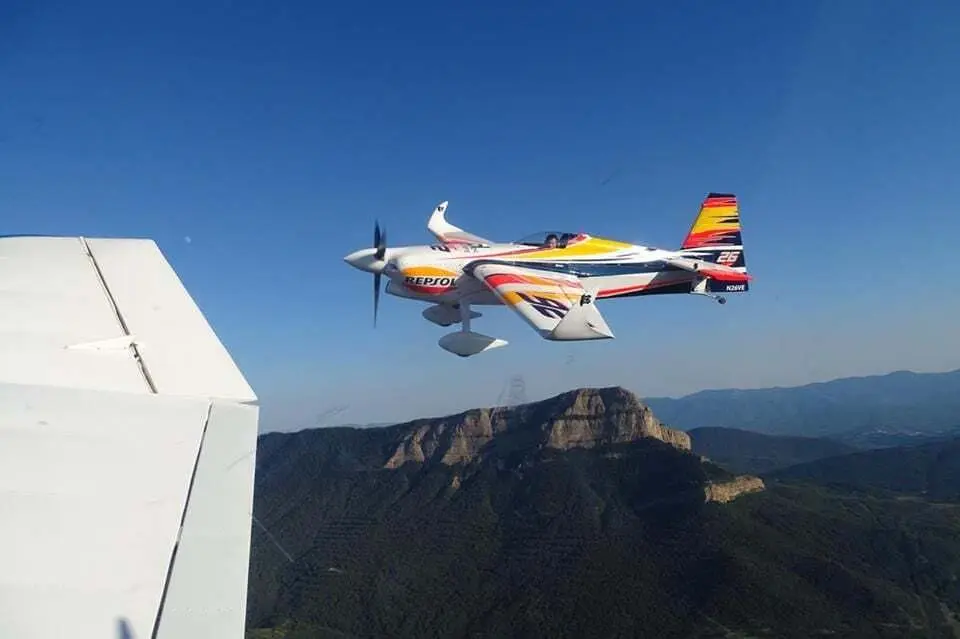 Juan Velarde con la m&iacute;tica Pe&ntilde;a Oroel al fondo. Foto: Pirivuelo
