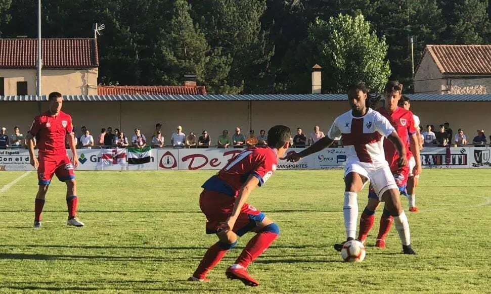 Semedo es presionado por jugadores del Numancia | Foto: CD Numancia