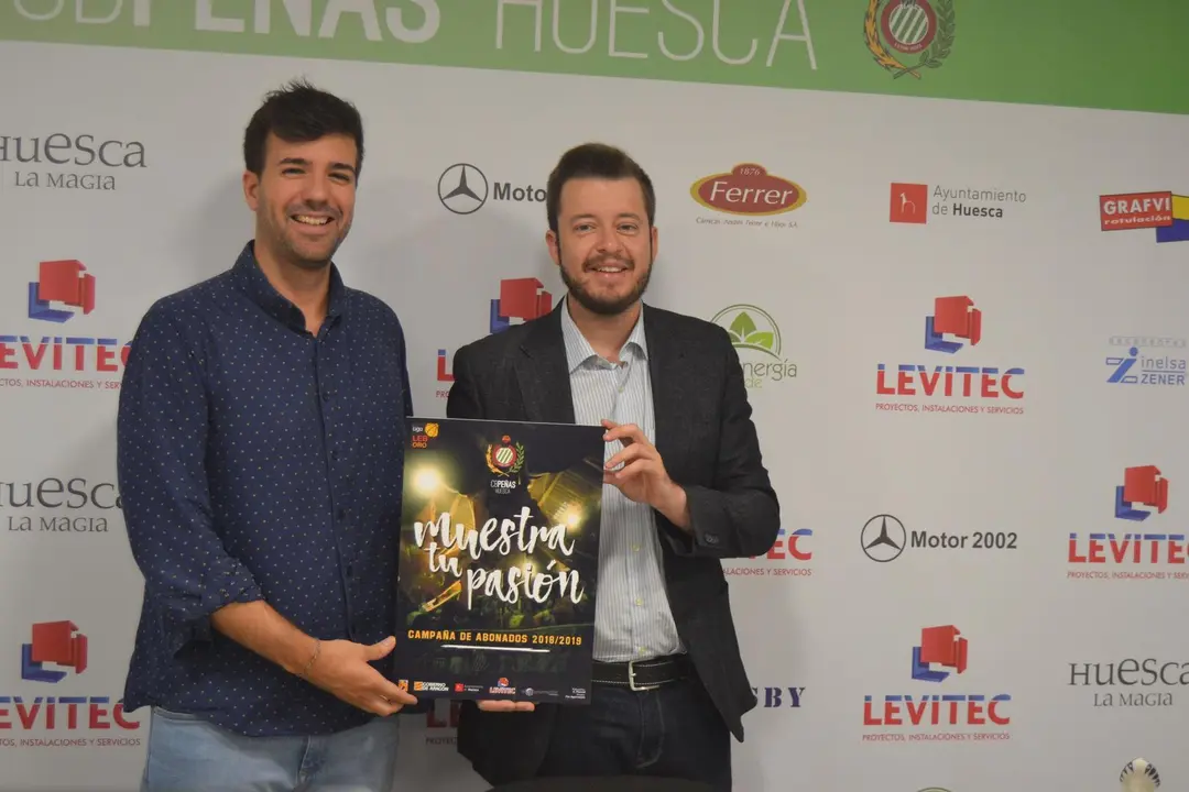 Lorenzo Mairal y Antonio Or&uacute;s sostienen el lema de la campa&ntilde;a de socios para la nueva temporada del Pe&ntilde;as en la LEB Oro. Foto: Sporthuesca