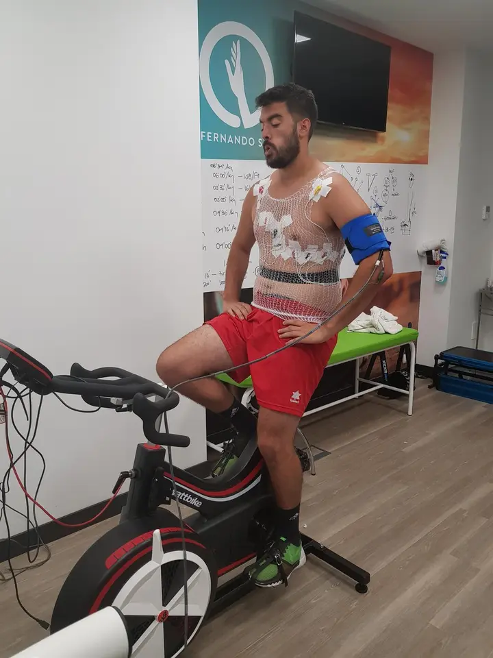 Carr&oacute;, sobre la bici, acusa el esfuerzo. Foto: BM Huesca