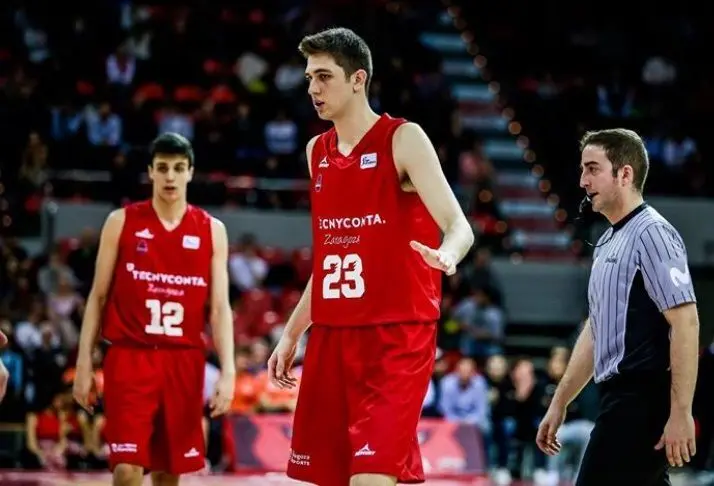 Jaime Fern&aacute;ndez, el d&iacute;a de su debut en Liga Endesa, con Aloc&eacute;n de fondo. Foto: Basket Zaragoza