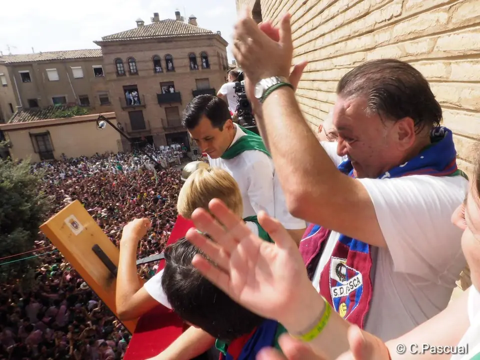Lasaosa, justo despu&eacute;s de haber prendido el cohete de las fiestas de San Lorenzo 2018. Foto: C.Pascual