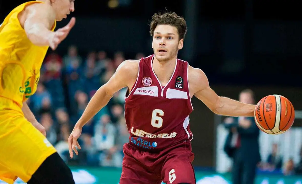 Lukas Aukstikalnis con la camiseta de su anterior equipo