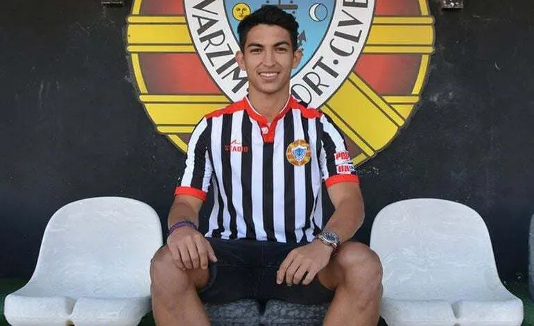 Toro posa con su nuevo club | Foto: Varzim Sport Club