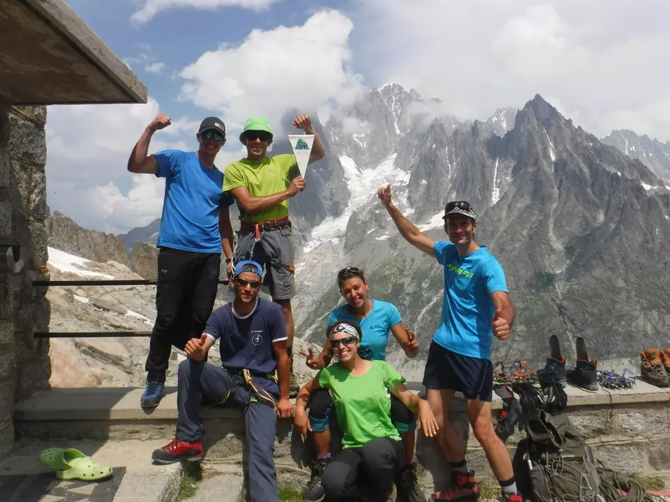Buen humor para el posado de los escaladores del GTTA de la Federaci&oacute;n Aragonesa de Monta&ntilde;ismo. Foto: FAM