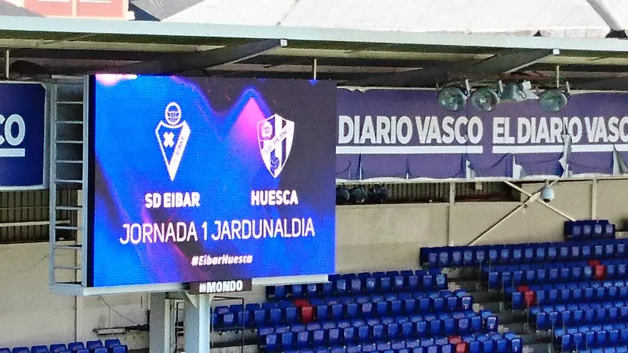 El Huesca ya luce en el marcador del estadio municipal de &Eacute;ibar. Foto: Carlos F.