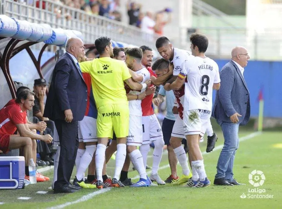 Los jugadores sobre el campo y del banquillo se funden en un abrazo para celebrar el segundo gol de Gallar. Foto: LFP