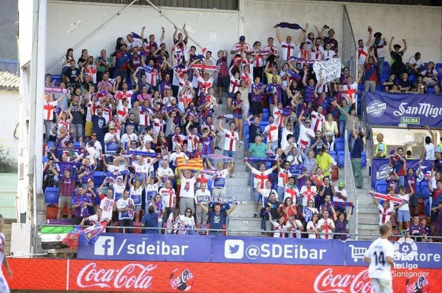 La afici&oacute;n azulgrana en el debut en Eibar| Foto: LFP