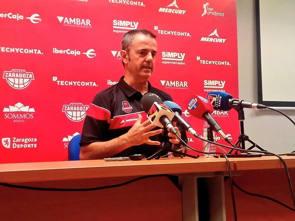 Porfirio Fisac ha elogiado a su plantilla porque "todos aportan algo". Foto: Basket Zaragoza