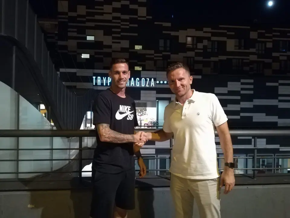 &Aacute;lvaro V&aacute;zquez es recibido a su llegada a Zaragoza por Lalo Arantegui. | Foto: Real Zaragoza