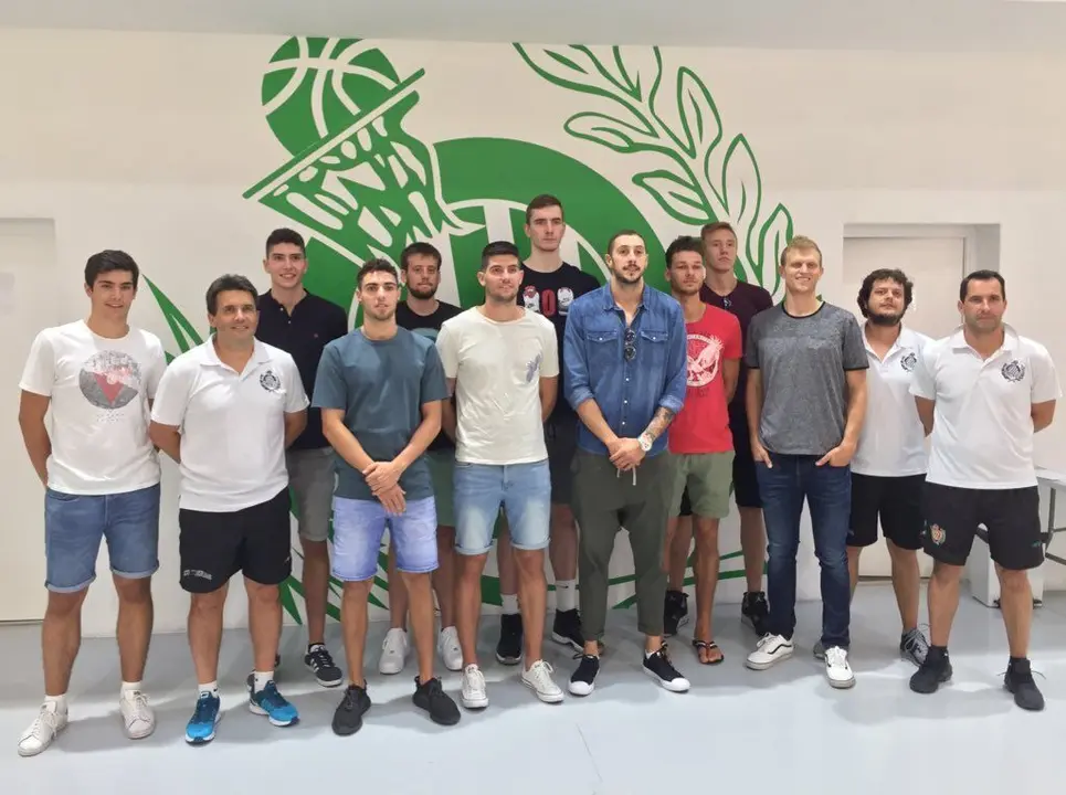 Primera foto grupal de Levitec Huesca 2018/2019, sin Johnson ni Karahodzic | Foto: Pe&ntilde;as Huesca