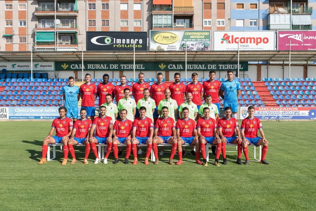 La plantilla y cuerpo t&eacute;cnico del CD Teruel el d&iacute;a de la presentaci&oacute;n del equipo, cuando a&uacute;n faltaban por llegar varios fichajes | Foto: CD Teruel