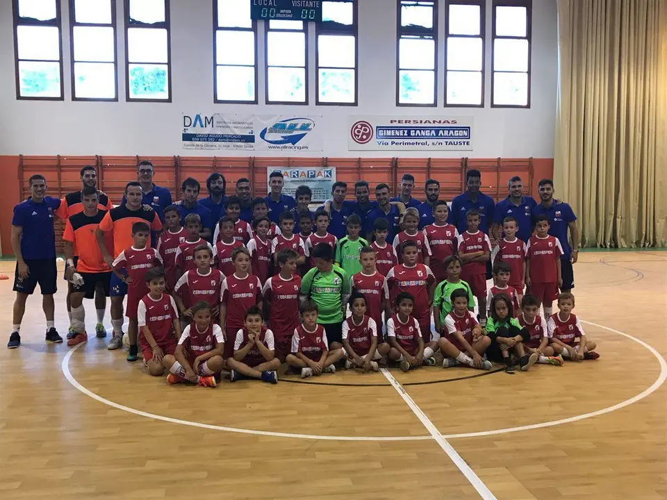 Los jugadores junto a los ni&ntilde;os participantes en el cl&iacute;nic. Foto: AD Sala 10