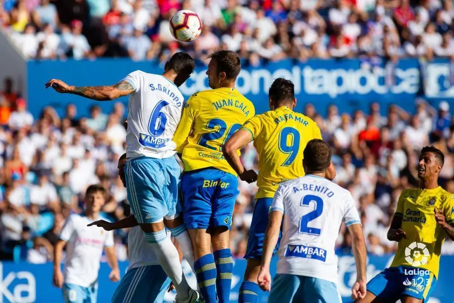Grippo y Juan Cala pelean por un bal&oacute;n durante el partido | Foto: LFP