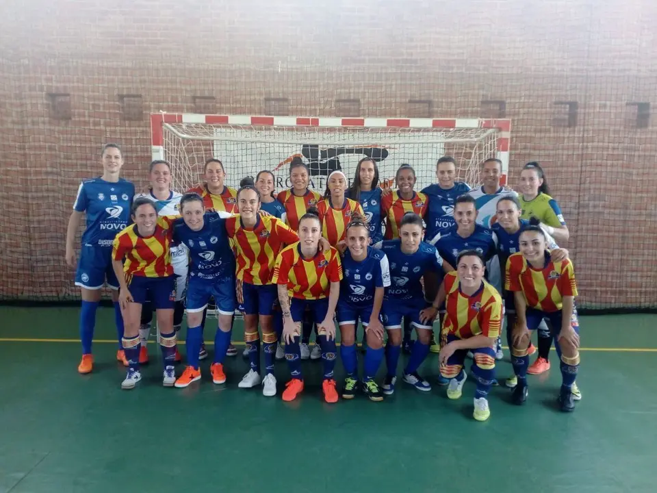 Tras el partido, ambos equipos se hac&iacute;an la foto de familia. Foto: Sala Zaragoza