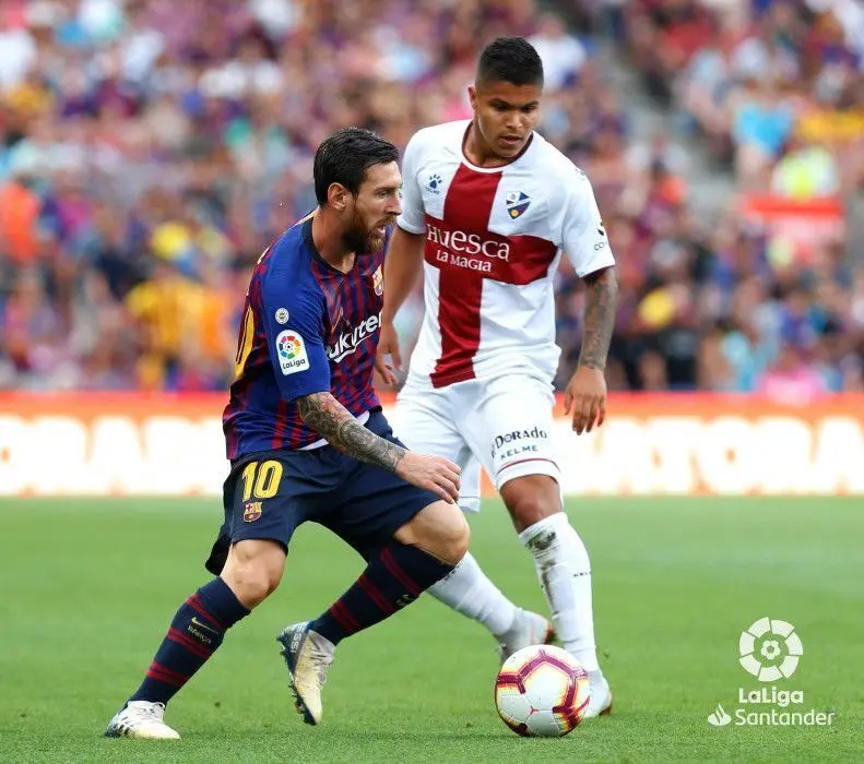 'Cucho' Hernandez persiguiendo a Leo Messi en el partido de ida. El astro argentino no estar&aacute; en El Alcoraz.| Foto: LFP