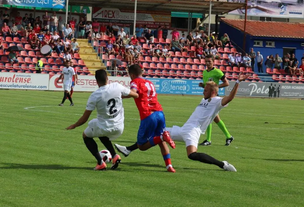 El CD Teruel y el Valencia Mestalla durante el encuentro de la primera vuelta liguera | Foto: Juan Corellano