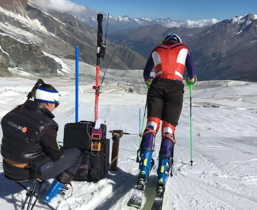 Estudiantes becadas haciendo pr&aacute;cticas en la Casa Espa&ntilde;a de Saas Fee (Suiza) en 2016. Foto: Rfedi-spainsnow