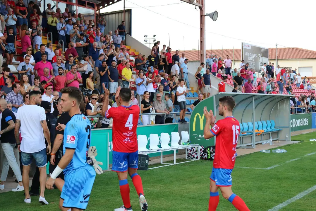 Los jugadores del CD Teruel despidi&eacute;ndose de la afici&oacute;n tras una de sus victorias | Foto: Juan Corellano