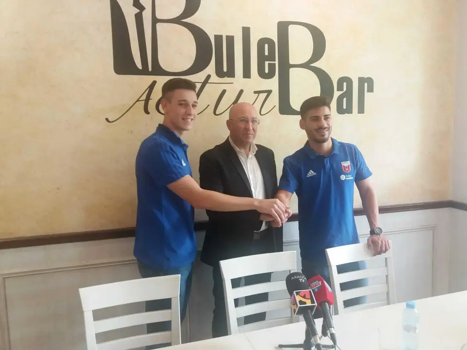 Esteban Cejudo (izq) y David Yera (dcha) posan junto al presidente Jos&eacute; Ram&oacute;n Moreno