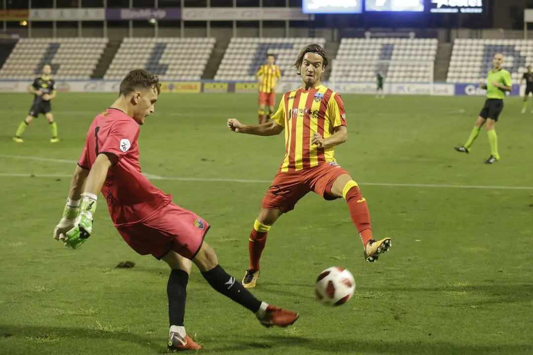El portero Juanma Conesa despeja el bal&oacute;n ante la presi&oacute;n del Lleida | Foto: &Ograve;scar Mir&oacute;n/Segre