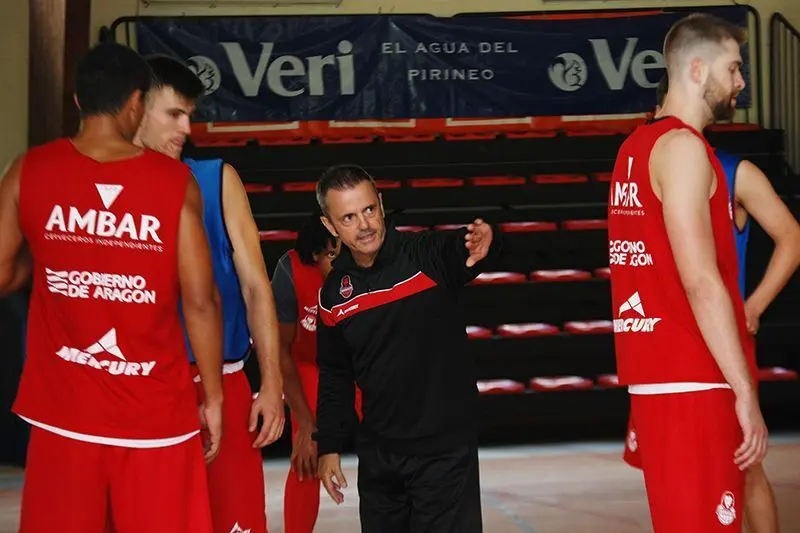 El trabajo del equipo en Benasque est&aacute; siendo del agrado de Fisac. Foto: Basket Zaragoza