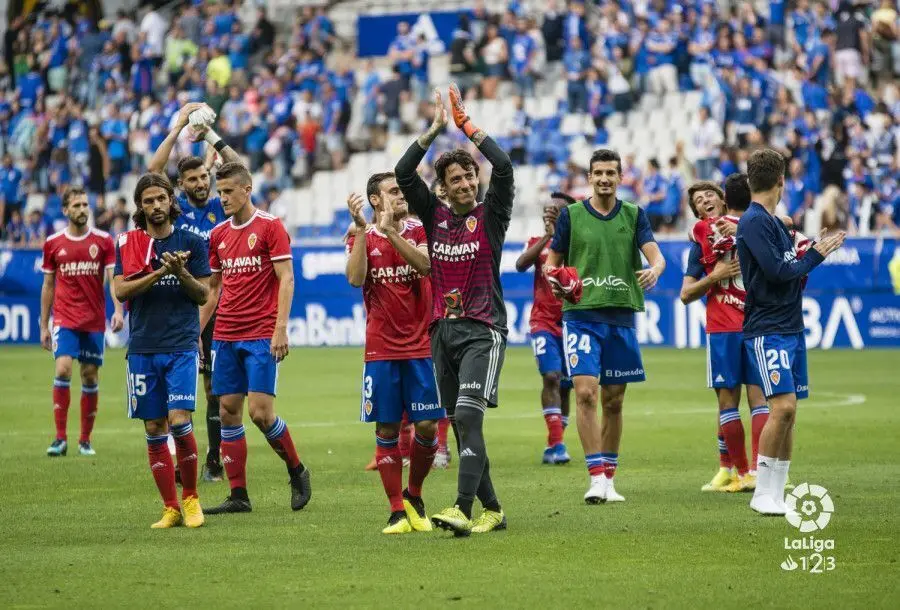 Los jugadores del Real Zaragoza aplauden a su afici&oacute;n al terminar el encuentro. | Foto: La Liga