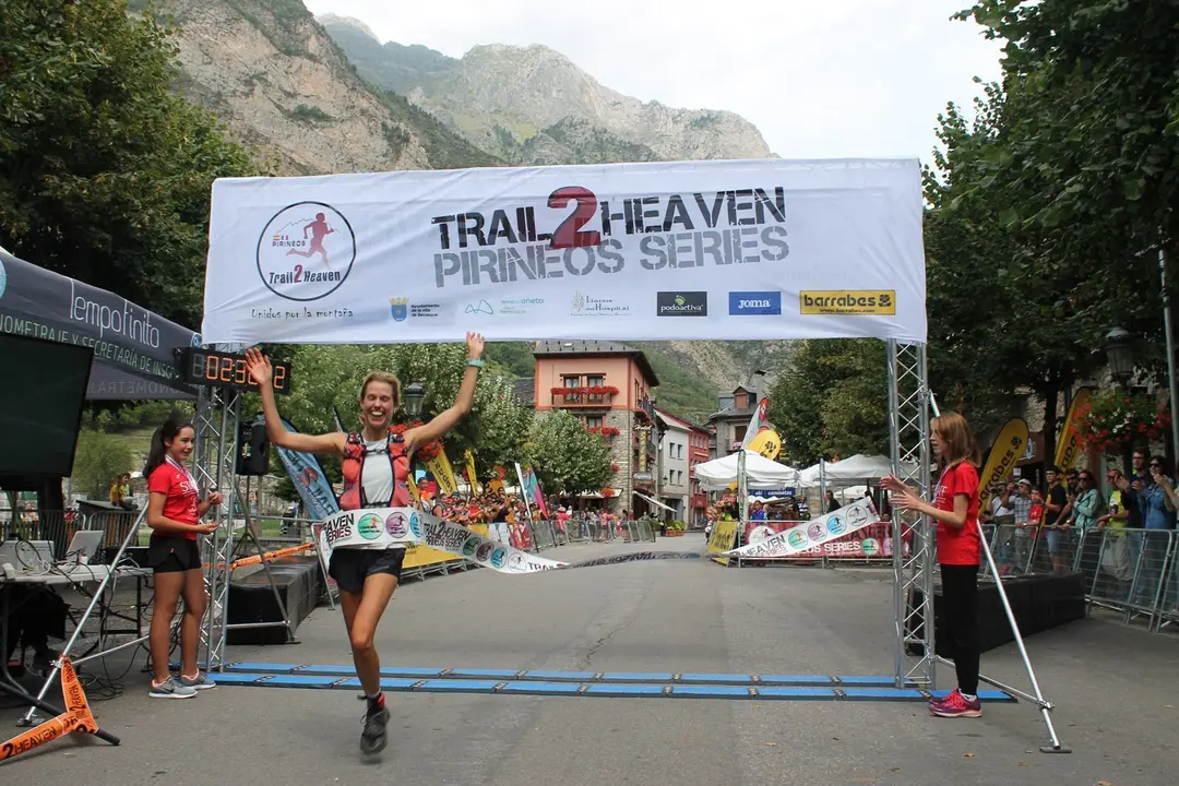 Georgina Lechuga entra en la meta de Benasque tras algo m&aacute;s de siete horas de carrera. Foto: Trail 2 Heaven