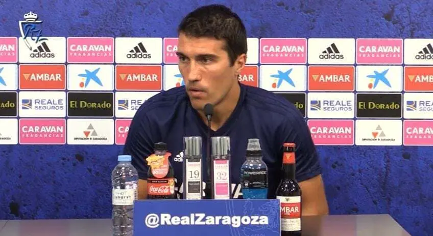 Alberto Zapater en sala de prensa | Foto: Youtube
