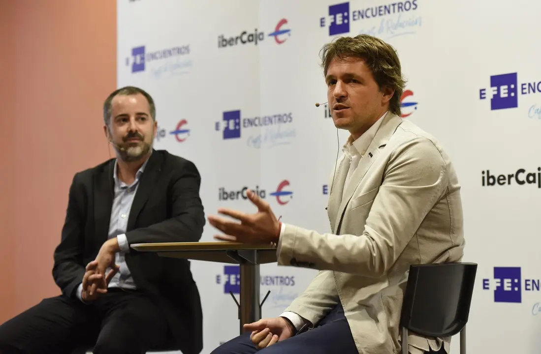 El delegado de la agencia EFE en Arag&oacute;n &Aacute;ngel Alonso con el director general de la Sociedad Deportiva Huesca de f&uacute;tbol Jos&eacute; Luis Ortas en el Palacio de Villahermosa de Huesca dentro de la jornada organizada por la Agencia EFE "encuentros de redacci&oacute;n". Foto: Efe