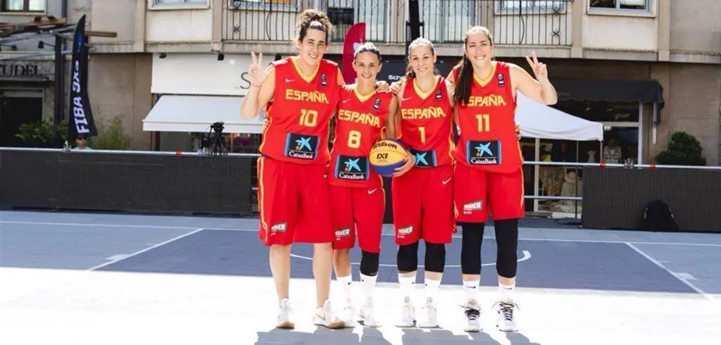 Vega Gimeno, a la derecha, con la camiseta de Espa&ntilde;a. Foto: FEB