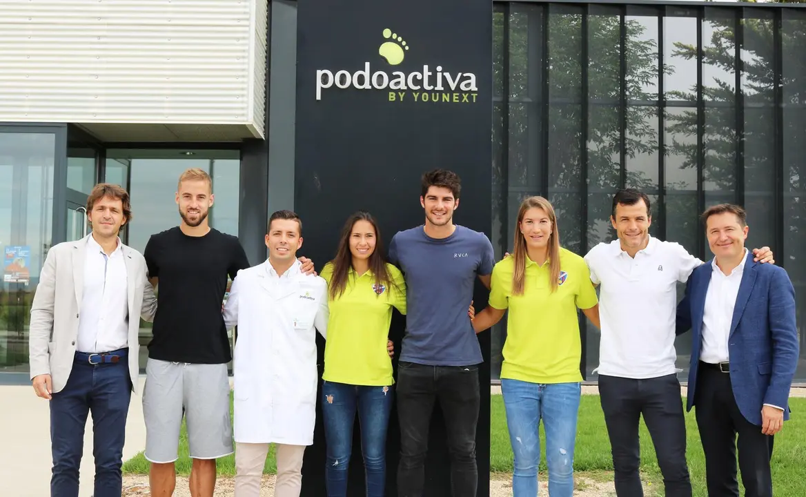 La delegaci&oacute;n de la SD Huesca y podoactiva junto a la sede de Podoactiva en Huesca | Foto: Podoactiva 