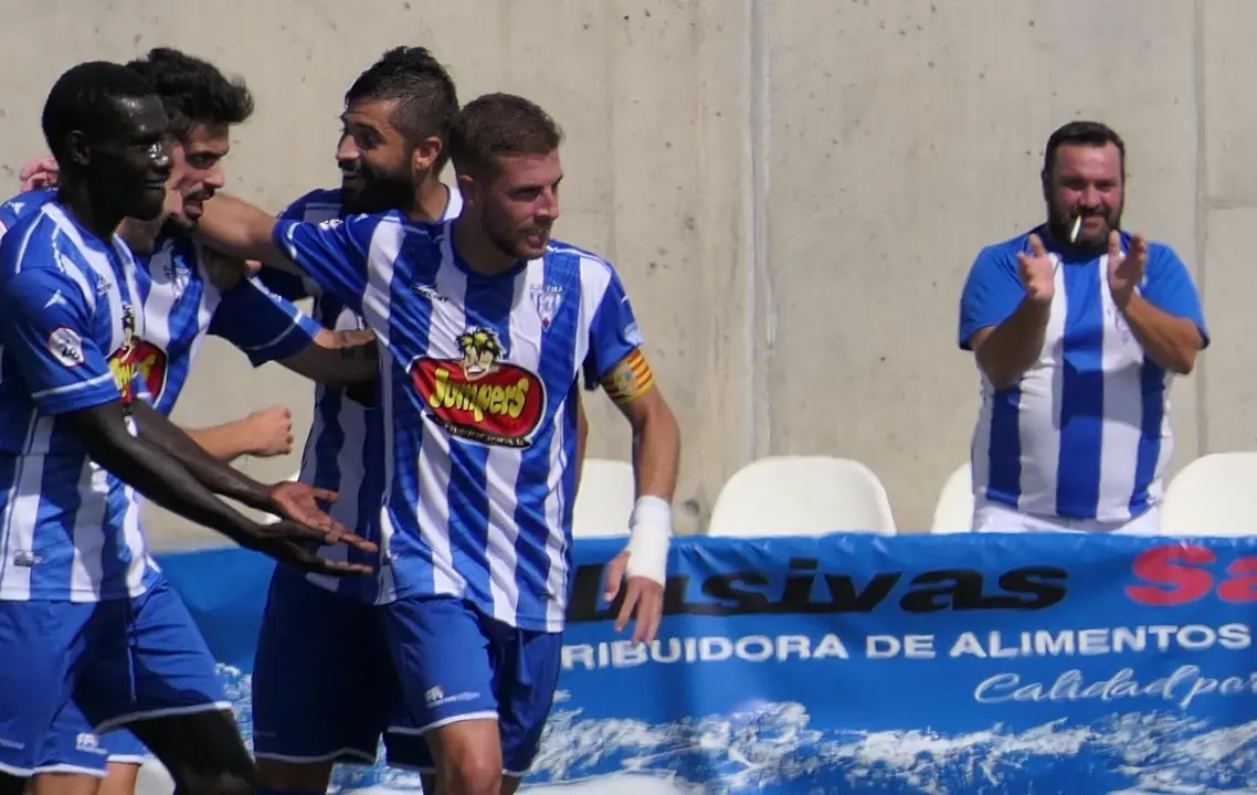 Ram&oacute;n L&oacute;pez, rodeado de sus compa&ntilde;eros, en un partido del Ejea. | Foto: SD Ejea