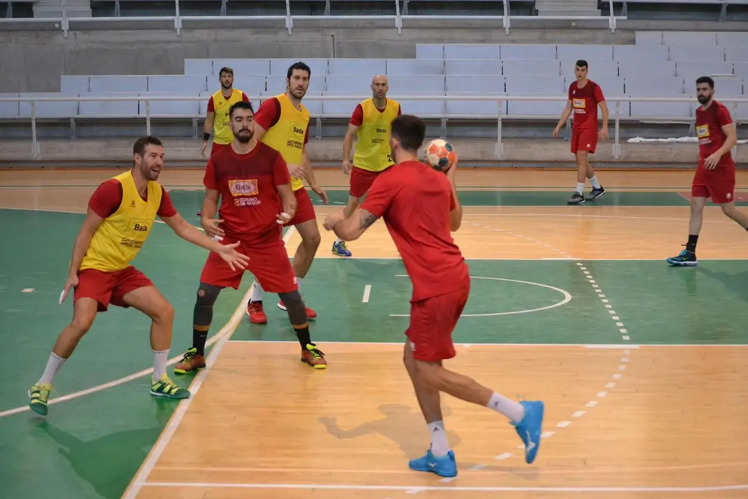 Carr&oacute; espera la bola de Bonanno con Mota al acecho durante el &uacute;ltimo entrenamiento antes del partido contra Benidorm. Foto: Sportaragon