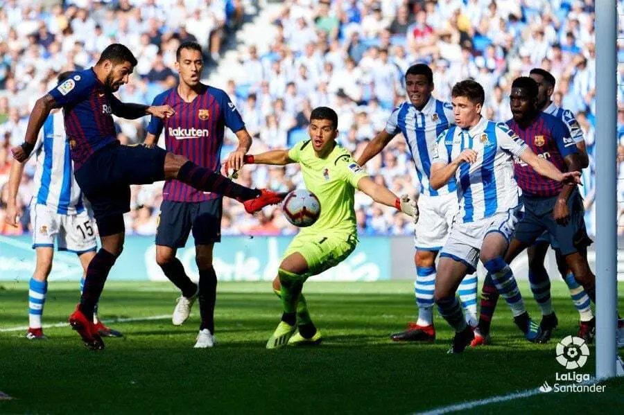 La Real Sociedad perdi&oacute; 1-2 en el &uacute;ltimo partido frente al Barcelona en Anoeta. En la imagen, momento del gol de Luis Suarez | Foto: LFP
